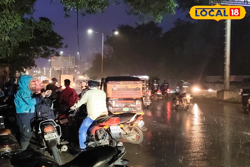 हवामानात बदल जाणवत असल्याने छत्रपती संभाजीनगरसह आठही जिल्ह्यात हलका ते मध्यम स्वरूपाचा पाऊस आणि ढगांचा गडगडात राहणार आहे. त्यामुळे छत्रपती संभाजीनगर, जालना आणि परभणी जिल्ह्यात हलका ते मध्यम पाऊस आणि ढगांचा गडगडाट राहील. तर बीड, हिंगोली, नांदेड, लातूर आणि धाराशिव जिल्ह्यात हलक्या स्वरूपाचा पाऊस बरसण्याची शक्यता आहे.