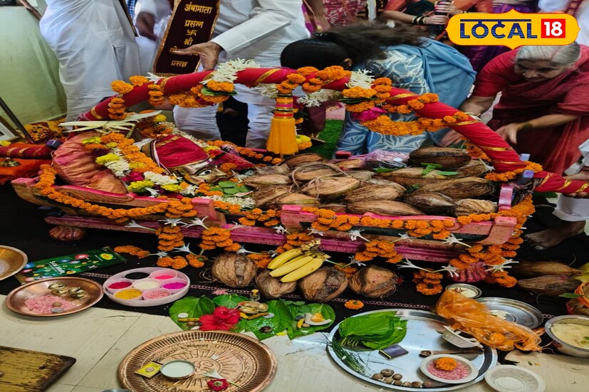 शिराळ्यातील नागपंचमी जगभरात प्रसिद्ध आहे. गेल्या कित्येक वर्षांपासून इथं जिवंत नागाची पूजा केली जाते. याबाबत एक आख्यायिका सांगितली जाते. दहाव्या अकराव्या शतकात महायोगी गोरक्षनाथ महाराज लोकांचे प्रबोधन करत शिराळ्यात आले होते. श्रावण शुद्ध पंचमी दिवशी भिक्षा मागण्यासाठी ते महाजनांच्या घरी गेले. त्यावेळी एक गृहिणी मातीच्या नागाची पूजा करत होती. भिक्षा द्यायला वेळ का झाला? या गोरक्षनाथांच्या प्रश्नावर तिने नाग पूजेचे कारण सांगितले.  शिराळ्यातील नागपंचमी जगभरात प्रसिद्ध आहे. गेल्या कित्येक वर्षांपासून इथं जिवंत नागाची पूजा केली जाते. याबाबत एक आख्यायिका सांगितली जाते. दहाव्या अकराव्या शतकात महायोगी गोरक्षनाथ महाराज लोकांचे प्रबोधन करत शिराळ्यात आले होते. श्रावण शुद्ध पंचमी दिवशी भिक्षा मागण्यासाठी ते महाजनांच्या घरी गेले. त्यावेळी एक गृहिणी मातीच्या नागाची पूजा करत होती. भिक्षा द्यायला वेळ का झाला? या गोरक्षनाथांच्या प्रश्नावर तिने नाग पूजेचे कारण सांगितले.