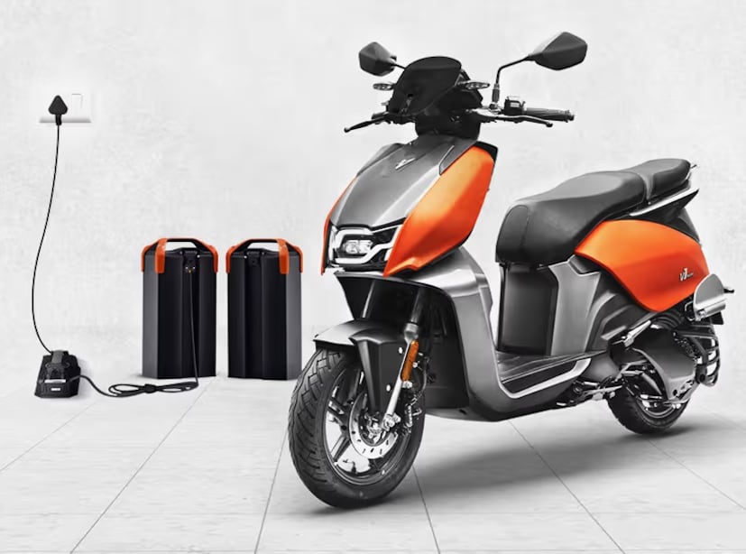 Hero Vida V1 Pro : Vida V1 Pro, Hero MotoCorpची हाय-परफॉर्मेंस असलेल्या ईव्ही क्षेत्रात एंट्री आहे आणि ती निराश करत नाही. मध्य-माउंट केलेल्या मोटरमुळे ती फक्त 3.2 सेकंदात 0 ते 40 किमी/ताशी वेग पकडते, जी गुळगुळीत आणि सातत्यपूर्ण कामगिरी सुनिश्चित करते. याचा टॉप स्पीड 80 किमी/तास, स्वॅप करण्यायोग्य ड्युअल बॅटरी (एकूण 3.4 kWh प्रति तास) सेटअप आणि पॉवर आणि व्यावहारिकतेमध्ये परिपूर्ण संतुलन साधणारे अनेक राइड मोड्स आहेत. 143 किमीचा दावा केलेला रेंज दररोजच्या प्रवासासाठी आदर्श बनवतो, तर स्मार्ट फीचर्समुळे दररोजची सोय वाढते. त्याची एक्स-शोरूम किंमत ₹ 1.26 लाख आहे, ज्यामुळे ती शहरी ईव्ही क्षेत्रात एक मजबूत स्पर्धक बनते.