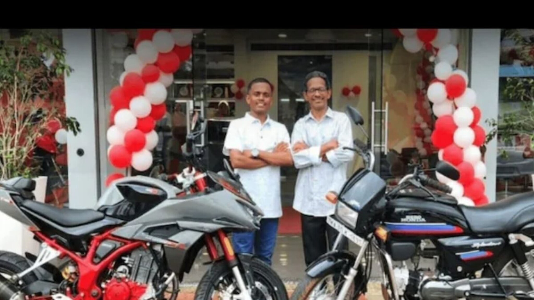 अहो, कमालच झाली! 25 वर्षे जुनी बाईक शोरूममध्ये नेली, कंपनीने 13 लाखांची गाडी फ्री दिली, कसं काय?