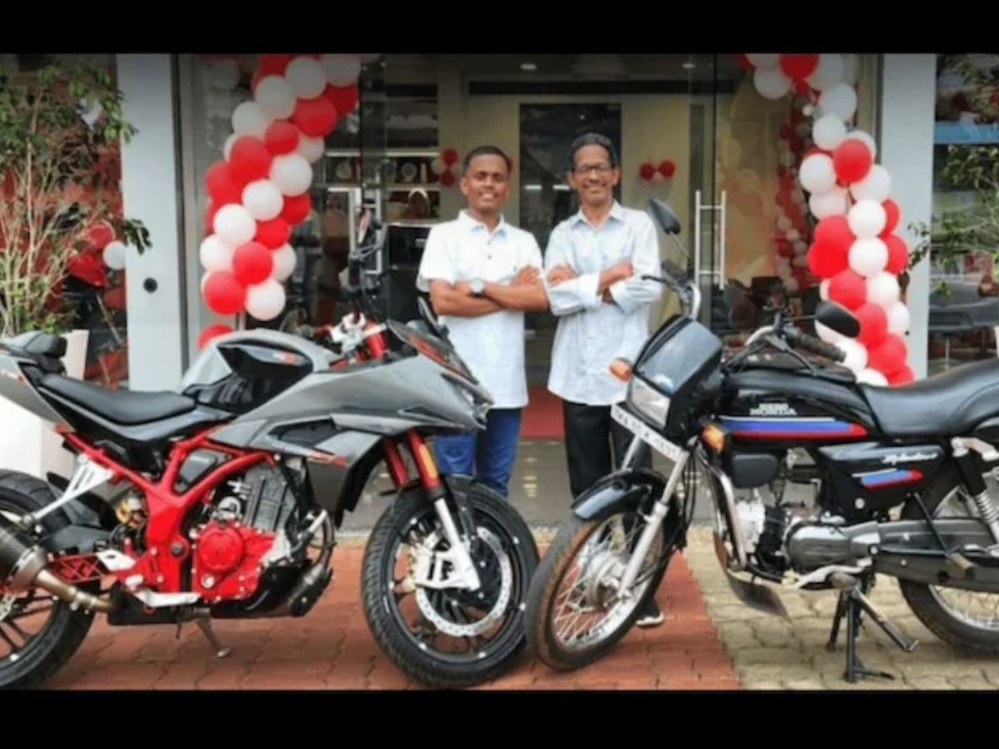 अहो, कमालच झाली! 25 वर्षे जुनी बाईक शोरूममध्ये नेली, कंपनीने 13 लाखांची गाडी फ्री दिली, कसं काय?