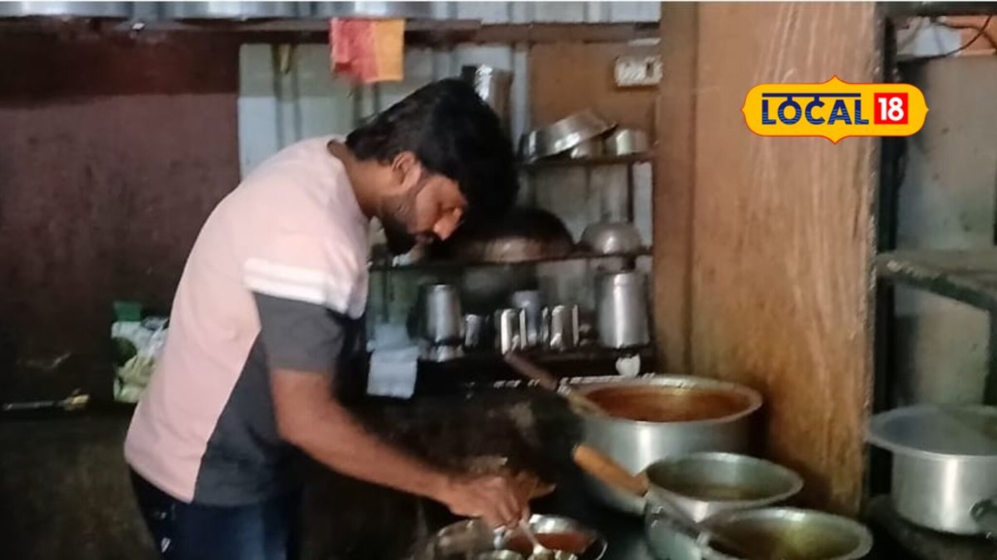 आधी कामगार म्हणून केलं काम, आता तरुण चालवतो सोलापुरात हॉटेल, वर्षाला लाखात कमाई