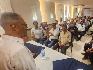 हॉटेल व्यावसायिकांची बैठक हॉटेल व्यावसायिकांची बैठक