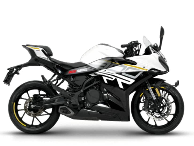  Keeway RR300 ची किंमत 1.99 लाख (एक्स-शोरूम) आहे. या मोटरसायकलची डिझाइन आक्रमक आहे आणि ती भारतात पूर्वी विकल्या गेलेल्या कीवे K300 R च्या रिब्रँडेड सारखी दिसते. २०२५ च्या कीवे RR300 मध्ये पूर्ण फेअरिंग आहे आणि बूमरँग-शैलीतील DRL, मस्क्युलर टँक आणि हाय टेल सेक्शनचे तिला स्पोर्टी लूक देते.