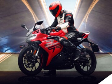 विषयच वेगळा! भारतात लाँच झाली hayabusa सारखी दिसणारी बाइक, किंमतही कमी विषयच वेगळा! भारतात लाँच झाली hayabusa सारखी दिसणारी बाइक, किंमतही कमी
