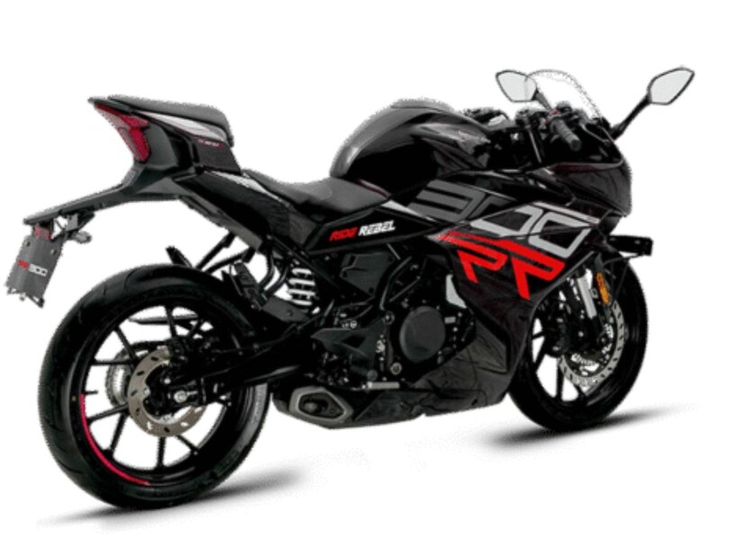 ही बाइक प्रामुख्याने TVS Apache RR 310, BMW G 310 RR आणि KTM RC390 शी स्पर्धा करेल. Keeway RR300 मध्ये ट्रेलिस फ्रेम आहे आणि त्याच्या पुढच्या बाजूला USD फोर्क्स आणि मागील बाजूला मोनोशॉक सस्पेंशन आहे.