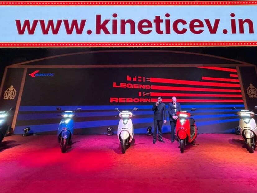 Kinetic DX  इलेक्ट्रिक स्कूटरमध्ये २.६ किलोवॅट  बॅटरी पॅक आहे, जो Range-X द्वारे बनवला जातो. ही बॅटरी इतर एनएमसी बॅटरी-चालित स्कूटरपेक्षा ४ पट जास्त लाईफटाईम (२५०० ते ३५००+ सायकल) देण्याचा दावा करते. ही बॅटरी डीएक्स+ व्हेरिएंटमध्ये अंदाजे ११६ किमी आयडीसी रेंज देते. ही स्कूटर ९० किमी प्रतितास वेगाने धावू शकते आणि त्यात ३ मोड्स (रेंज, पॉवर, टर्बो) आहेत.