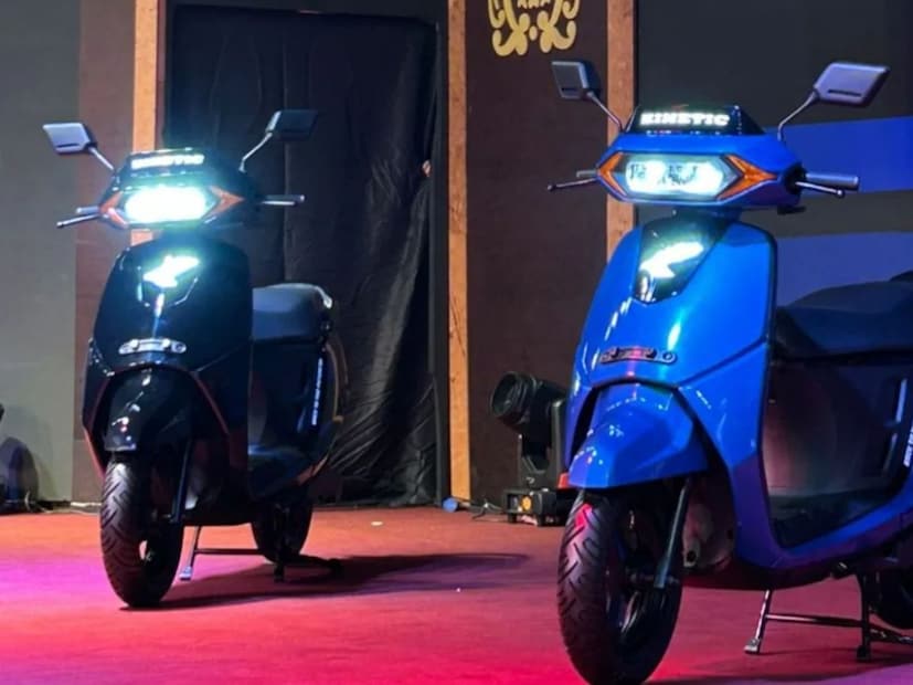  कायनेटिक DX EV रेंजमध्ये ८.८-इंचाचा इन्स्ट्रुमेंट क्लस्टर आणि एक  मोबाइल अॅप आहे, तर DX+ मध्ये प्रगत टेलिकिनेटिक  फिचर्स आहेत, ज्यात रिअल-टाइम राइड स्टॅट्स आणि वाहन डेटा, जिओ-फेन्सिंग, घुसखोर अलर्ट, फाइंड माय कायनेटिक, ट्रॅक माय कायनेटिक आणि बरेच काही समाविष्ट आहे.  दोन्ही प्रकारांमध्ये ब्लूटूथद्वारे त्वरित CRM कनेक्ट करण्यासाठी एक समर्पित कायनेटिक असिस्ट स्विच आहे. 