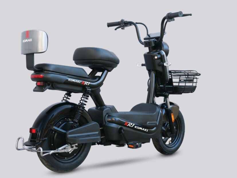कोमाकी XR1 -कोमाकी XR1 ला खास बनवणारी गोष्ट म्हणजे त्याची फास्ट ऊर्जा प्रणाली, जी बॅटरी संपल्यानंतरही रायडरला त्यांचा प्रवास सुरू ठेवण्याची परवानगी देते. हे नवीन फिचर रायडरच्या रेंज चिंतेची समस्या दूर करते आणि परवडणाऱ्या किमतीत एक विश्वासार्ह पर्याय देते. 