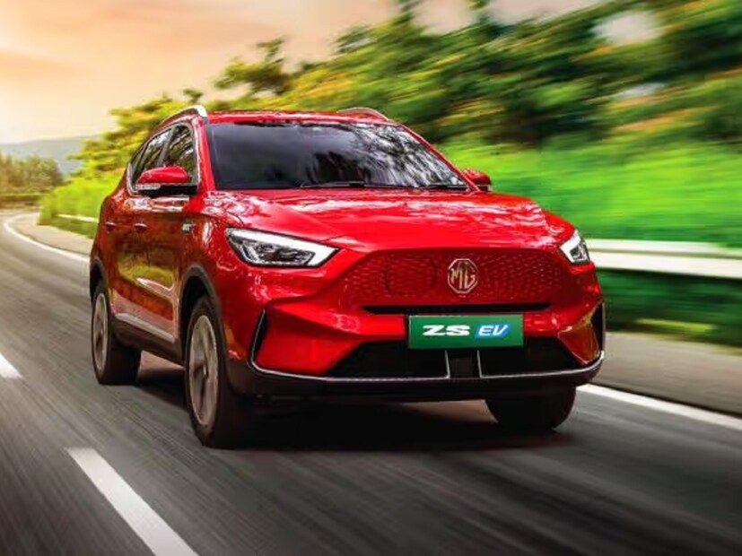 MG ZS EV: एमजी झेडएस ईव्ही खरेदी करणे तुमच्यासाठी फायदेशीर ठरू शकते, खरं तर, ही इलेक्ट्रिक कार एक मजबूत रेंज देते आणि तिचा लूक आणि फील देखील खूपच प्रीमियम दिसतो. ज्यामुळे ती चालवणे पैशासाठी एक मूल्यवान अनुभव ठरते. जर तुम्ही ती खरेदी करण्याचा विचार करत असाल, तर त्याच्या फीचर्सविषयी जाणून घेऊया. 