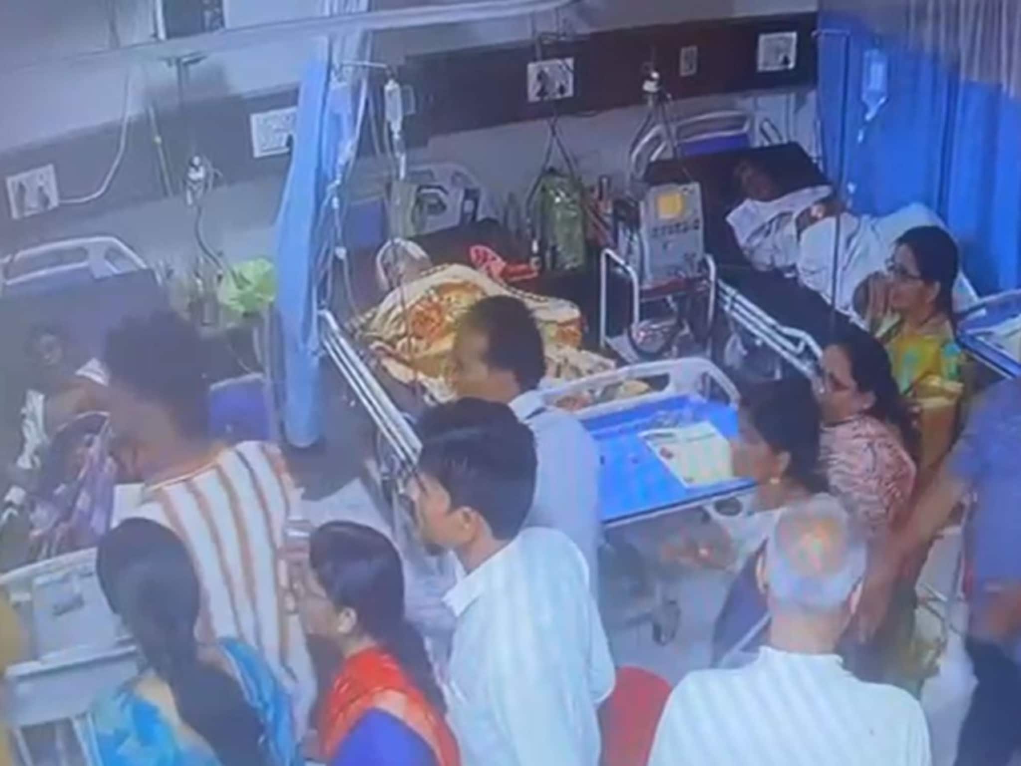 मद्यधुंद मनसे जिल्हाध्यक्षाचा रुग्णालयात राडा, मध्यरात्री ICU मध्ये घुसून डॉक्टरला बेदम मारहाण, VIDEO व्हायरल