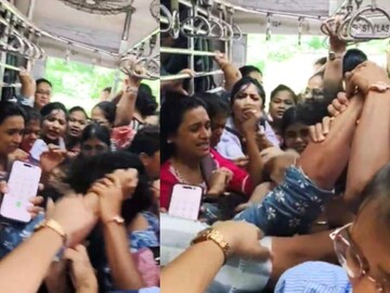 झिंज्या उपटल्या, शिव्या दिल्या...डोंबिवली लोकलमध्ये महिलांचा राडा, व्हिडीओ व्हायरल
