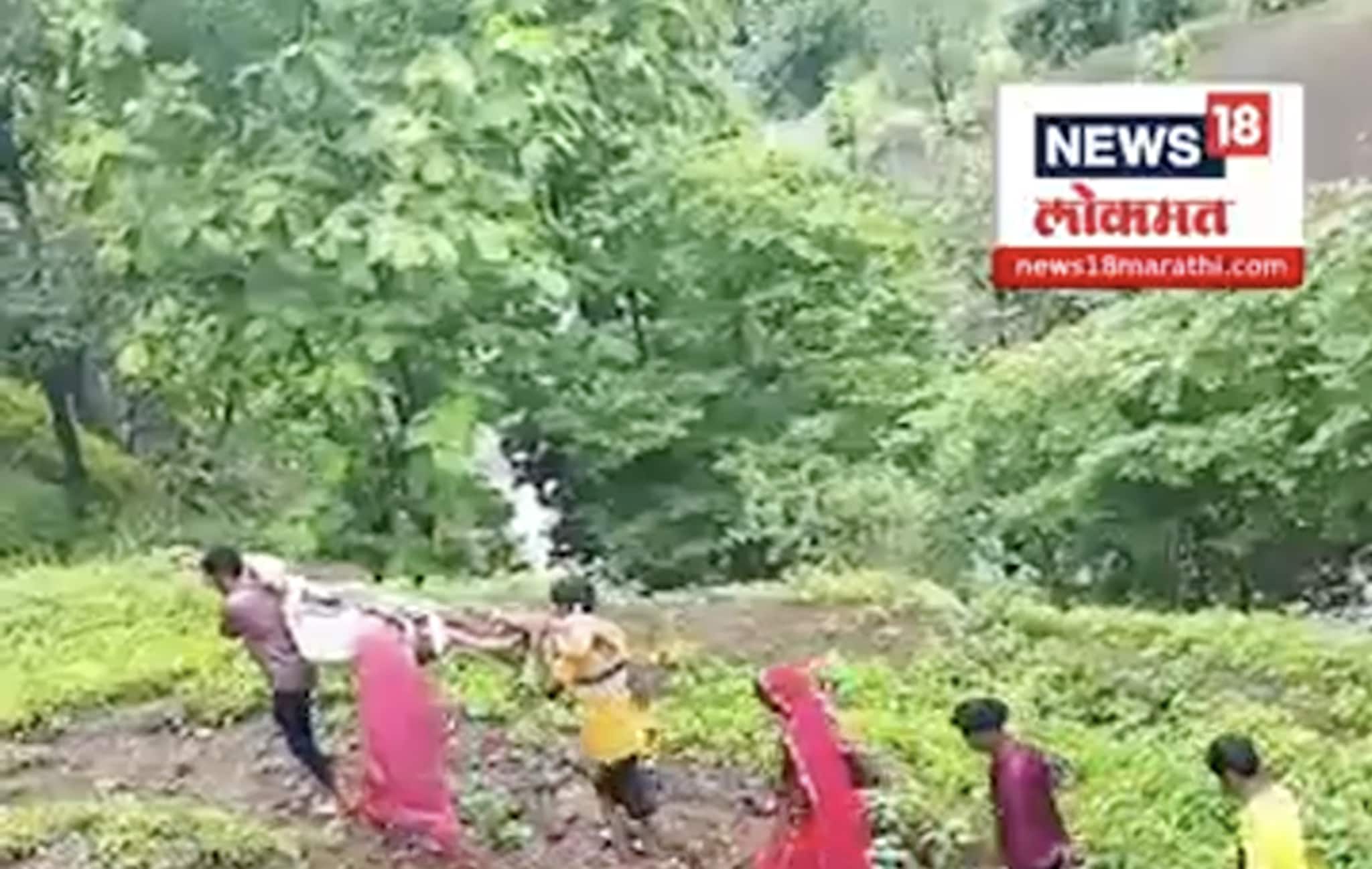 बांबूच्या झोळीतून गर्भवती महिलेची 7 किलोमीटरची पायपीट