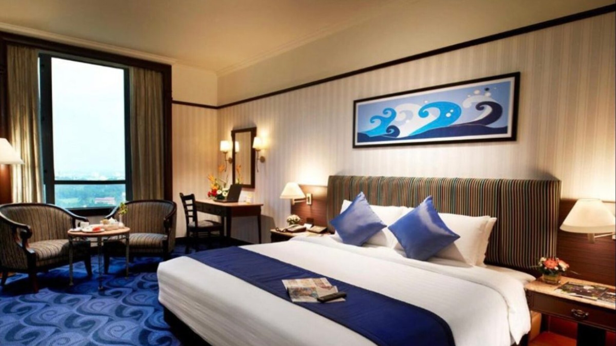 हॉटेलच्या बेडवरची 'ती' रंगीत पट्टी कशासाठी असते? ही फक्त सजावट नाही, कारण ऐकून थक्क व्हाल!