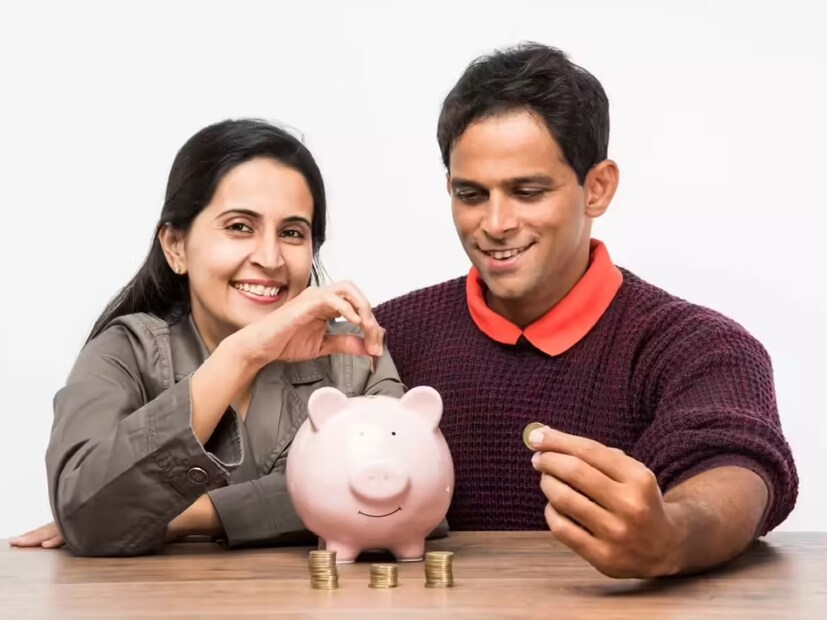 हे अकाउंट कोण उघडू शकते? : मुलांचे भविष्य लक्षात घेऊन, कोणताही प्रौढ व्यक्ती स्वतःच्या नावाने पोस्ट ऑफिस राष्ट्रीय बचत प्रमाणपत्र खाते उघडू शकतो. तीन प्रौढांपर्यंत एकत्रितपणे संयुक्त खाते देखील उघडू शकतात. याशिवाय, पालकाकडून अल्पवयीन मुलासाठी खाते उघडता येते. पालक अल्पवयीन मुलाच्या वतीने खाते उघडू शकतो. 10 वर्षे किंवा त्याहून अधिक वयाचा अल्पवयीन व्यक्ती स्वतःच्या नावाने खाते उघडू शकतो. सर्वात महत्त्वाची गोष्ट म्हणजे तुम्ही तुम्हाला हवे तितके खाते उघडू शकता.