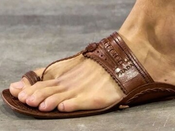 'प्राडा'ला टप्यात घेतलं अन् ऑनलाईन डिमांड उसळली! कोल्हापुरी चप्पलची जगभरात हवा 'प्राडा'ला टप्यात घेतलं अन् ऑनलाईन डिमांड उसळली! कोल्हापुरी चप्पलची जगभरात हवा