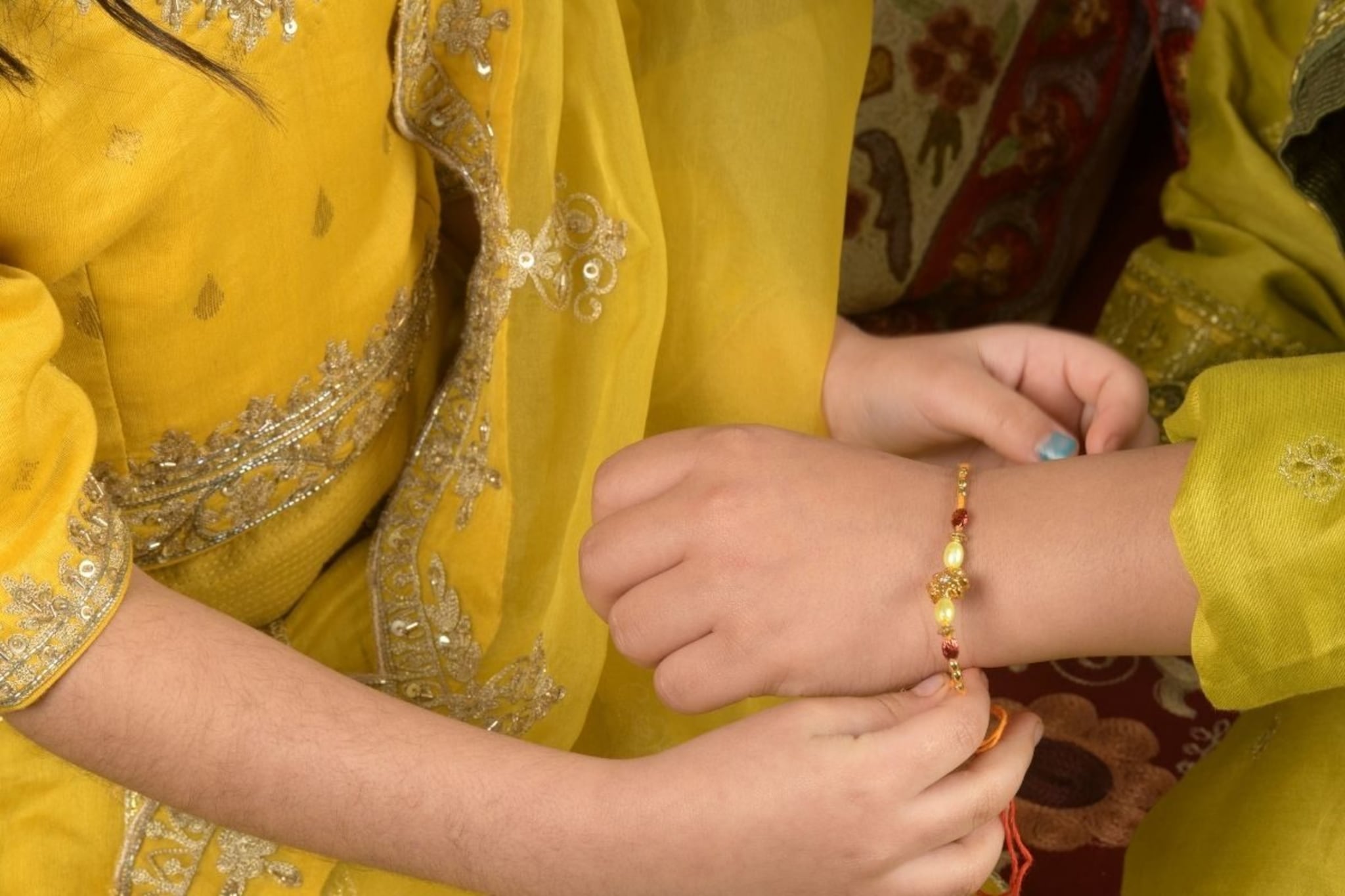 लाल कि पिवळा? भावाच्या राखीसाठी कोणत्या रंगाचा धागा लकी ठरेल