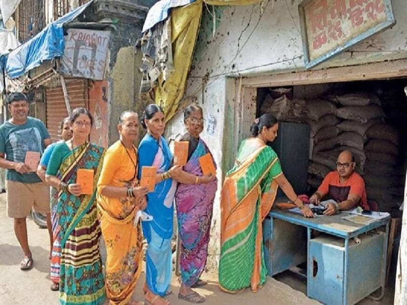 तुम्ही अजूनही E KYC केलं नसेल तर तुमच्यासाठी हे महत्त्वाचं आहे. तुम्ही लगेच EKYC करुन घ्या. नाहीतर तुमचं नावही यामधून वगळलं जाण्याची शक्यता आहे. 31 डिसेंबरआधी EKYC पूर्ण करा. नाहीतर रेशनकार्ड बंद होऊ शकतं. 