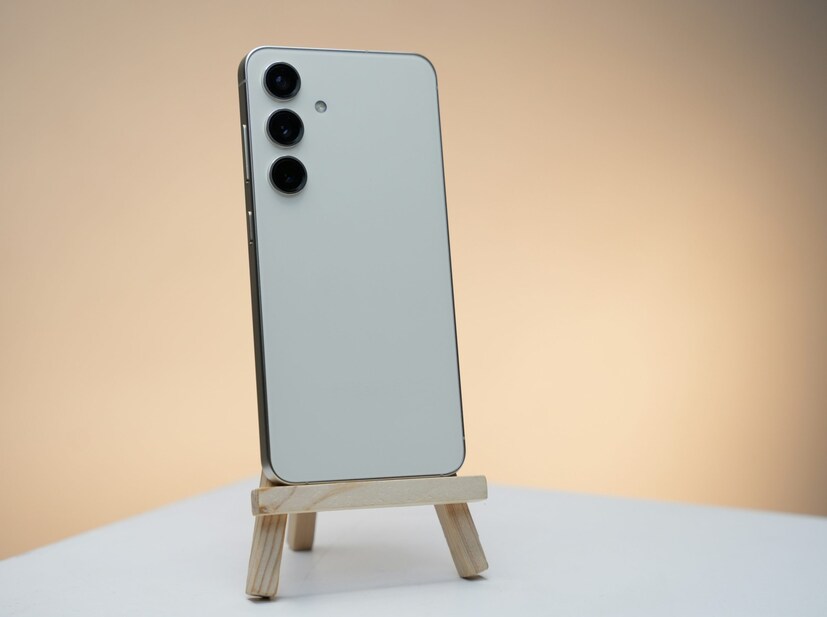 मुंबई : तुम्ही नवीन फोन खरेदी करण्याचा विचार करत असाल, तर तुम्ही थोडी जास्त वाट पाहू शकता. कारण या आठवड्यापासून Amazon वर जोरदार सेल सुरू होत आहे. येथे आम्ही Amazon Prime Day सेलबद्दल बोलत आहोत जो 12 जुलैपासून सुरू होत आहे आणि तो 14 जुलैपर्यंत चालेल. 