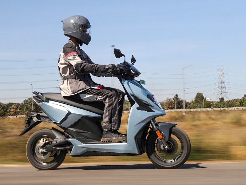 Simple One 1.5 Gen EV Scooter : तुम्हाला उत्तम परफॉर्मेंससह मोठी रेंज अससेली स्कूटर हवी असेल, तर सिंपल वन 1.5 Gen हा सर्वोत्तम पर्याय आहे. त्याची 8.5 kW मोटर फक्त 2.77 सेकंदात 0 ते 40 किमी/ताशी वेग घेते. ज्यामुळे ती सर्वात वेगवान ऑफ-द-लाइन स्कूटर बनते. त्याच्या ड्युअल बॅटरी सेटअपमध्ये 248 किमीची रेंज आणि 105 किमी प्रतितास कमाल वेग आहे जो बहुतेक पेट्रोल स्कूटरपेक्षा वेगवान क्रूझिंगसाठी पुरेसा आहे. टर्न-बाय-टर्न नेव्हिगेशन, राइड अॅनालिटिक्स, टीपीएमएस इत्यादी स्मार्ट फीचर्ससह, ते कनेक्टेड राइडिंग अनुभव देते. हे सर्व, फक्त ₹ 1.66 लाखांच्या एक्स-शोरूम किमतीत, आधुनिक रायडर्ससाठी एक संपूर्ण परफॉर्मन्स पॅकेज आहे.