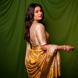 देखणी सुरत, नाही हटत कुणाच्या नजरा; प्राजक्ता माळीचे साडीतील खास फोटो!