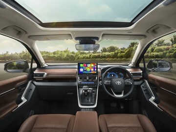 Maruti Ertiga पेक्षा भारीही टोयोटाची 7 सीटर कार, आता Tata ला सुद्धा फोडला घाम