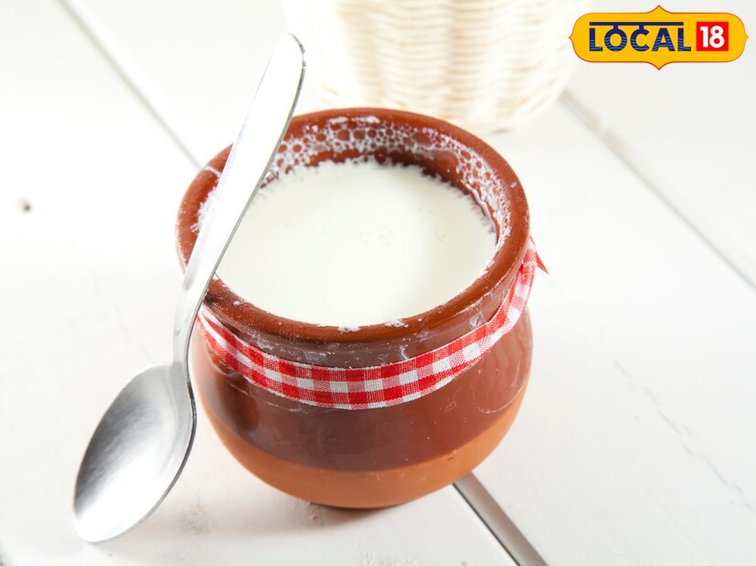 पावसाळ्यात दही कधी खावे : पावसाळ्यात पचनसंस्था कमकुवत असते, म्हणून दही खाणे थांबवा किंवा ते मर्यादित प्रमाणात मर्यादित करा. तसेच रात्री दही खाल्ल्याने गॅस, पोटफुगी आणि जडपणा यासारख्या समस्या उद्भवू शकतात. परंतु योग्य वेळी, योग्य पद्धतीने आणि योग्य प्रमाणात घेतलेले दही शरीराला फायदेशीर ठरते असे म्हणणे देखील चुकीचे नाही.