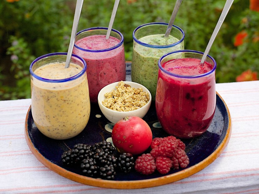 बेरी स्मूदी : ही स्मूदी बनवण्यासाठी तुम्हाला 1 कप मिश्रित बेरीज (स्ट्रॉबेरी, ब्लूबेरी, रासबेरी), 1 केळी, 1 कप ग्रीक योगर्ट, 1 चमचा चिया सीड्स, 1 कप बदामाचे दूध लागेल. स्मूदी बनवण्यासाठी सर्वप्रथम, सर्व साहित्य बारीक आणि मऊसूत होईपर्यंत ब्लेंड करा. तुम्हाला थंड स्मूदी हवी असल्यास बर्फ घालू शकता. अशाप्रकारे तुमची स्मूदी तयार झाली आहे. 