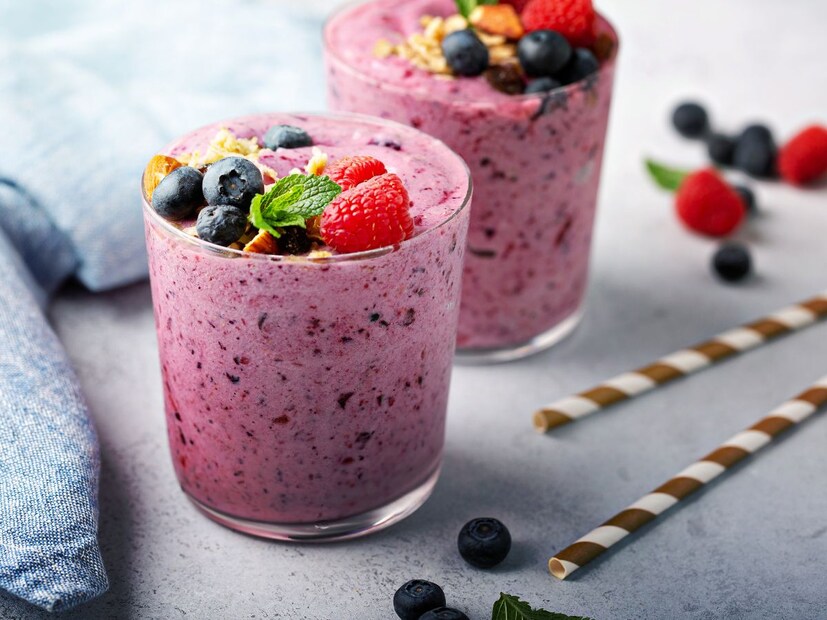 बेरी स्मूदीचे फायदे : ही बेरी स्मूदी प्रोटीन आणि फायबरने समृद्ध आहे, ज्यामुळे ती व्यायामानंतरच्या स्नॅकसाठी उत्कृष्ट पर्याय आहे. बेरीजमध्ये अँटीऑक्सिडंट्स भरपूर असतात, तर चिया सीड्स ओमेगा-3 फॅटी ऍसिड आणि फायबर देतात. ग्रीक योगर्ट हे प्रोटीन आणि कॅल्शियमचा चांगला स्रोत आहे.