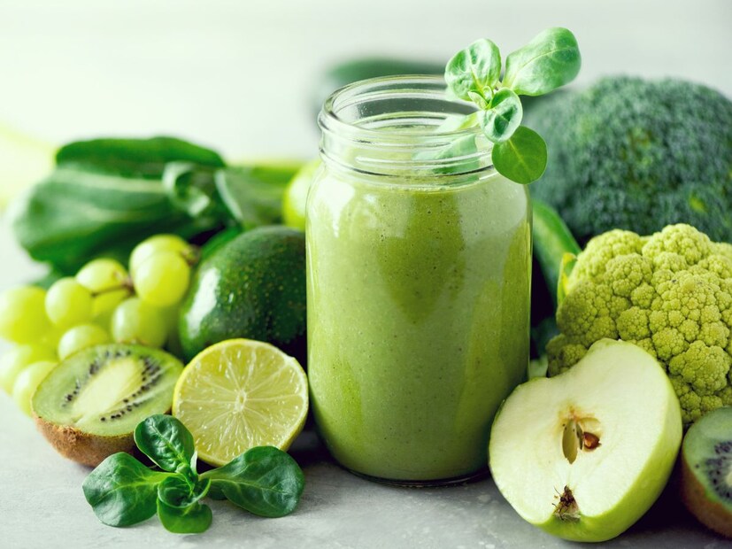 ग्रीन स्मूदी : ही स्मूदी बनवण्यासाठी 1 कप पालक, 1 कप केल, 1 केळी, 1 कप बदामाचे दूध, 1 चमचा मध लागेल. स्मूदी बनवण्यासाठी सुरुवातीला पालक आणि केल एकत्र मिसळा आणि नंतर केळी घाला. त्यानंतर, एक कप बदामाचे दूध आणि एक छोटा चमचा मध घाला. थंड करण्यासाठी थोडे बर्फ घाला.