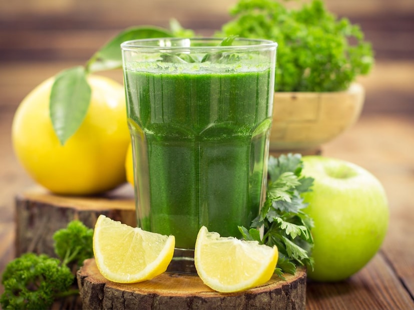 ग्रीन स्मूदी फायदे : ही ग्रीन स्मूदी पोषक तत्वे आणि अँटीऑक्सिडंट्सच्या गुणधर्मांनी परिपूर्ण आहे. पालक आणि केलमध्ये जीवनसत्त्वे ए, सी आणि के भरपूर प्रमाणात असतात, तर केळी पोटॅशियम आणि फायबर देते. बदामाचे दूध कॅल्शियमचा खूप चांगला स्रोत आहे आणि मध गोडवा देतो.