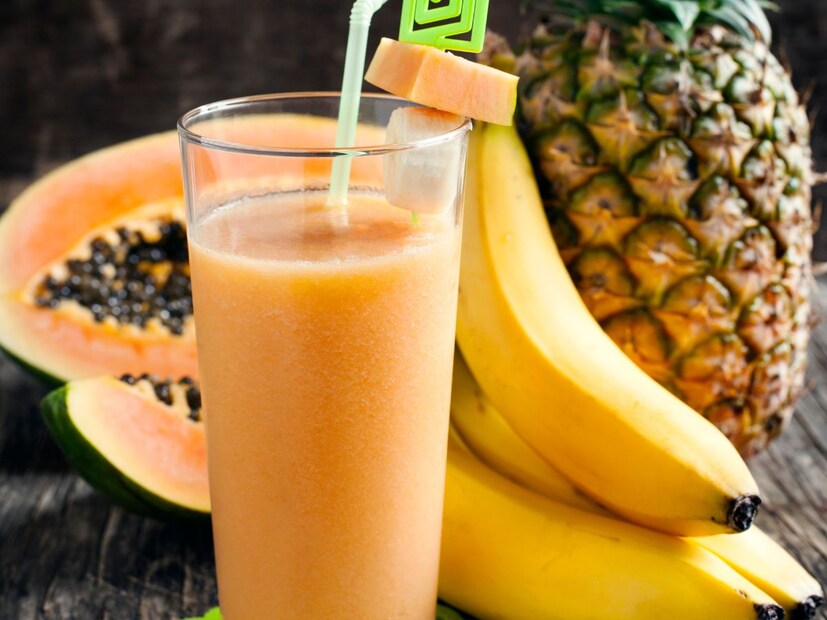 ट्रॉपिकल स्मूदी फायदे : ही ट्रॉपिकल स्मूदी एक फ्रेश आणि हायड्रेटिंग पेय आहे, जे गरम उन्हाळ्याच्या दिवसासाठी अगदी योग्य आहे. आंबा जीवनसत्त्वे 'ए' आणि 'सी'ने अत्यंत समृद्ध आहे, तर अननस ब्रोमेलेन प्रदान करते, जे पचनास मदत करणारे एन्झाइम आहे. संत्र्याचा ज्यूस जीवनसत्त्व 'सी'ने भरपूर आहे आणि नारळाचे पाणी इलेक्ट्रोलाइट्सचा चांगला स्रोत आहे.