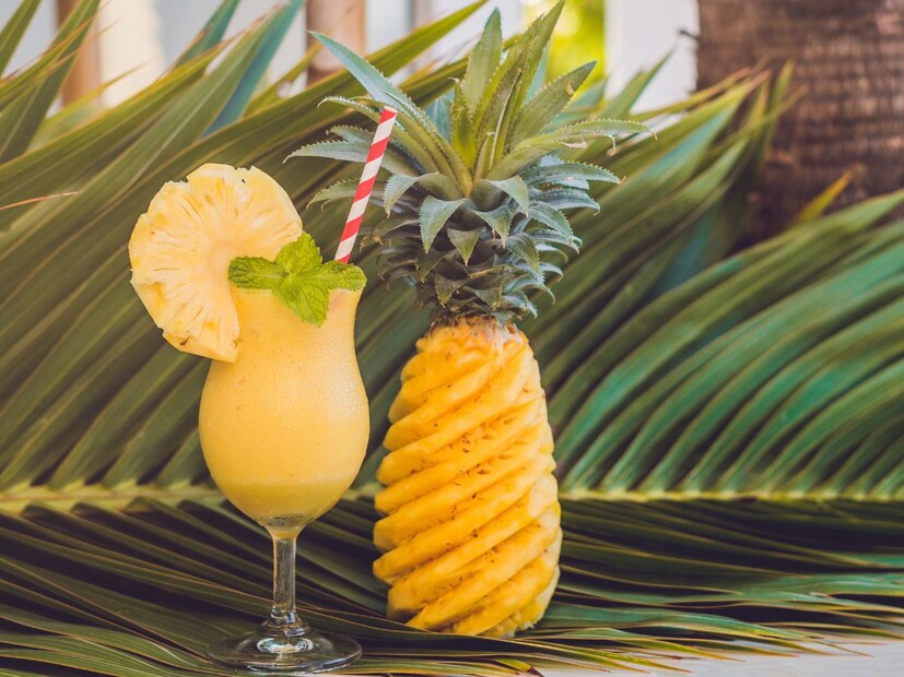 ट्रॉपिकल स्मूदी : ही स्मूदी बनवण्यासाठी 1 कप गोठलेला आंबा, 1 केळी, 1/2 कप अननस, 1/2 कप संत्र्याचा रस, 1/2 कप नारळाचे पाणी लागेल. स्मूदी बनवण्यासाठी सर्वात सोपी आहे आणि निश्चितपणे खूप चविष्ट देखील आहे. सुरुवातीला सर्व फळे एकत्र मिसळा. त्यानंतर नारळाचे पाणी घाला आणि पुन्हा मिसळा. यानंतर तुमची स्मूदी तयार आहे. 