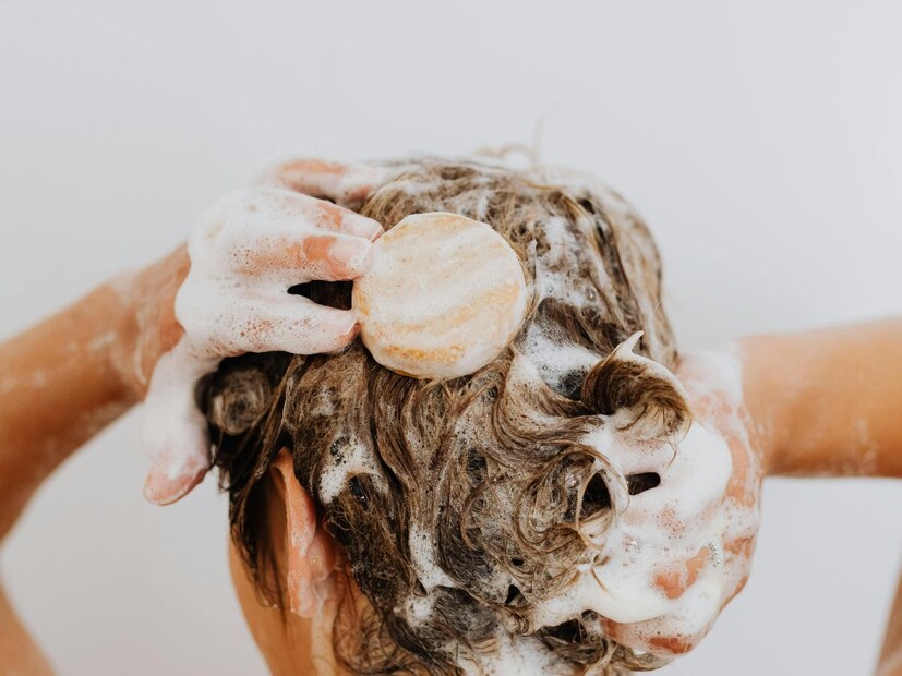 सौम्य शॅम्पू वापरा : असे शॅम्पू निवडा, जे केसांसाठी सौम्य असतील. हानिकारक रसायने असलेले शाम्पू टाळा. तसेच शॅम्पू आणि कंडिशनर एकत्र असलेले उत्पादने वापरू नका. शॅम्पू असा असावा, ज्यामुळे केस कोरडे होणार नाहीत.