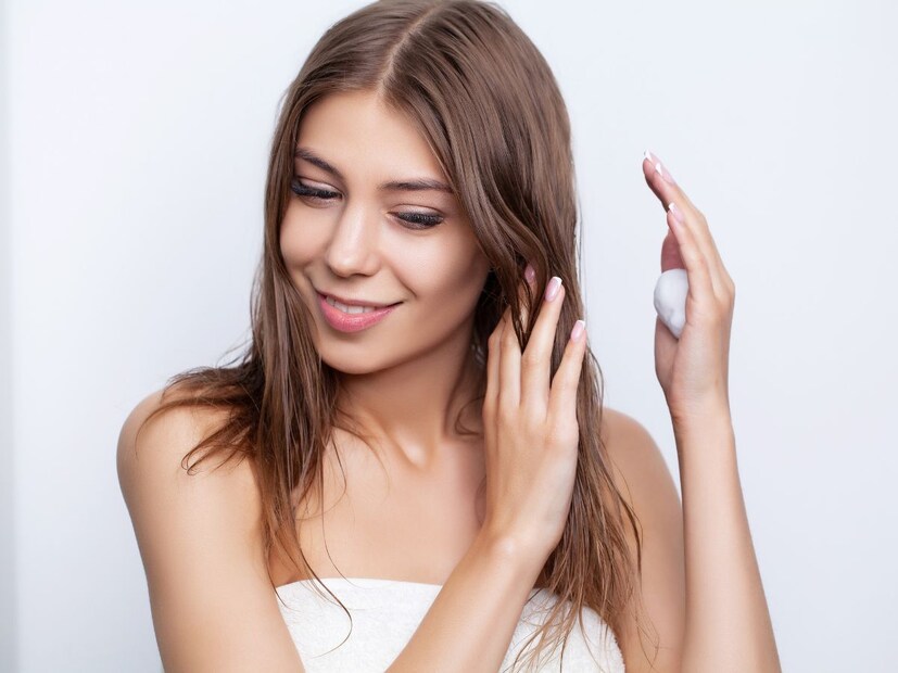 केसांना मॉइश्चराइझ करा : केसांना पुरेसा ओलावा मिळावा यासाठी हेअर मास्क वापरा किंवा 'हायड्रेटिंग हेअर कॅप्स' वापरा. यामुळे केसांना आर्द्रता मिळते आणि ते निरोगी राहतात.