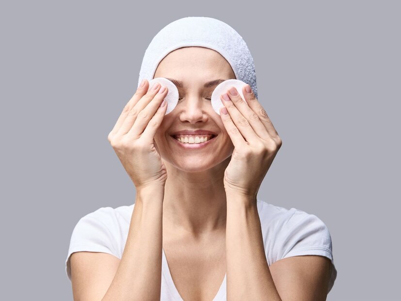 चेहरा स्वच्छ करणारे उत्पादन : सकाळी उठल्यावर त्वचेवरील अतिरिक्त तेल, घाम किंवा रात्रभर जमा झालेली धूळ काढण्यासाठी एक सौम्य आणि त्वचेला आर्द्रता देणारे उत्पादन वापरा. ग्लिसरीन, सेरामाइड्स, हायलुरोनिक ॲसिड यांसारखे पौष्टिक घटक असलेले उत्पादन तुम्ही निवडू शकता. चेहरा स्वच्छ करणारे उत्पादन : सकाळी उठल्यावर त्वचेवरील अतिरिक्त तेल, घाम किंवा रात्रभर जमा झालेली धूळ काढण्यासाठी एक सौम्य आणि त्वचेला आर्द्रता देणारे उत्पादन वापरा. ग्लिसरीन, सेरामाइड्स, हायलुरोनिक ॲसिड यांसारखे पौष्टिक घटक असलेले उत्पादन तुम्ही निवडू शकता.