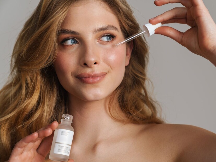 आर्द्रता देणारे सीरम : वृद्धत्व आलेल्या त्वचेवर कोरडेपणा आणि निस्तेजपणा दिसतो, तिला अतिरिक्त आर्द्रतेची गरज असते. यासाठी हायलुरोनिक ॲसिड असलेले आर्द्रता देणारे सीरम वापरणे सर्वोत्तम आहे, ज्यामुळे त्वचा टवटवीत आणि चमकदार राहते. 