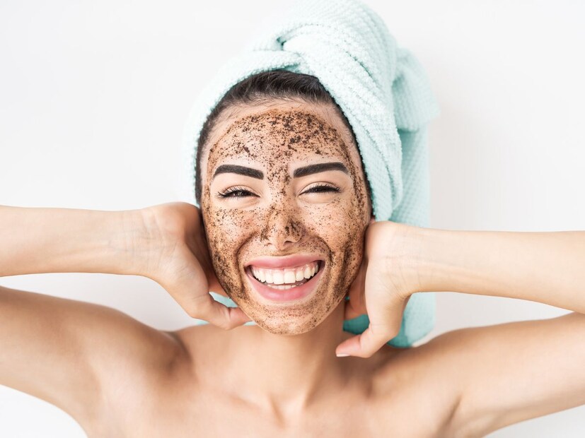 एक्सफोलिएटर्स : वृद्धत्व आलेली त्वचा निस्तेज आणि कोरडी दिसते, पण एक्सफोलिएशन म्हणजेच त्वचेच्या मृत पेशी काढणे, हे पेशींची नव्याने निर्मिती वाढवण्यासाठी आणि कॉलेजन संश्लेषण उत्तेजित करण्यासाठी एक जादुई उपाय आहे. ग्लायकॉलिक ॲसिड, लॅक्टिक ॲसिड, सॅलिसिलिक ॲसिड इत्यादी असलेले एक सौम्य एक्सफोलिएटर आठवड्यातून दोन ते तीन वेळा वापरावे.