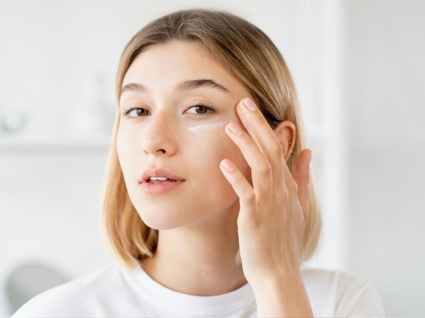 सनस्क्रीन (फक्त दिवसासाठी) : वृद्धत्वविरोधी त्वचेच्या काळजीमध्ये सनस्क्रीन वापरणे अत्यंत महत्त्वाचे आहे. कारण सूर्यप्रकाश हे त्वचेच्या नुकसानीचे आणि अकाली वृद्धत्वाचे प्रमुख कारण आहे. किमान SPF-30 आणि झिंक ऑक्साईड किंवा टायटॅनियम डायऑक्साइड असलेले 'ब्रॉड स्पेक्ट्रम' सनस्क्रीन निवडा.