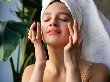 त्वचेची काळजी घेणं आता सोपं! कमी स्टेप्स, जास्त फायदा; पाहा ट्रेंडिंग स्किनकेअर त्वचेची काळजी घेणं आता सोपं! कमी स्टेप्स, जास्त फायदा; पाहा ट्रेंडिंग स्किनकेअर