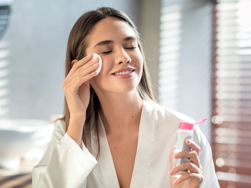 आता त्वचेला घासण्याऐवजी किंवा जास्त फेस येणारे फॉर्म्युला वापरण्याऐवजी, त्वचेचा नैसर्गिक अडथळा सुरक्षित ठेवून पूर्णपणे स्वच्छता करण्यावर भर दिला जात आहे. परिणामी त्वचा स्वच्छ आणि फ्रेश वाटते, कोरडी पडत नाही. तसेच आर्द्रता आणि सक्रिय घटक शोषून घेण्यासाठी अधिक चांगली तयार होते.