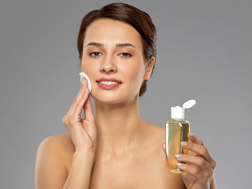 डबल क्लीन्स : स्किन केअर तज्ज्ञांचे असे निरीक्षण आहे की, डबल क्लीन्स पद्धतीला पहिल्या स्टेपमध्ये अधिक पसंती दिली जाते. जे लोक दररोज सनस्क्रीन आणि मेकअप वापरतात, त्यांच्यासाठी ही दोन भागांची प्रक्रिया विशेषतः महत्त्वाची आहे. यात सहसा तेल-आधारित क्लीन्सरने सुरुवात करून त्यानंतर सौम्य पाणी-आधारित क्लीन्सर वापरले जाते. यामुळे त्वचेच्या वरची घाण आणि खोलवरच्या अशुद्धी प्रभावीपणे काढल्या जातात.