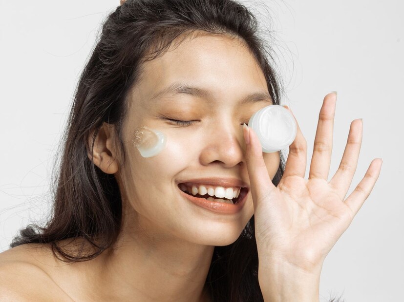 हायड्रेशन : तुमची त्वचा कोरडी असो, तेलकट असो, मिश्र असो किंवा संवेदनशील असो, हायड्रेशन हे निरोगी त्वचेसाठी एक समान घटक आहे. लोक आता बहुउपयोगी सीरम आणि हलके हायड्रेटर्स वापरण्याकडे आकर्षित होत आहेत. हे एकाच वेळी निस्तेजपणा, बारीक रेषा किंवा लालसरपणा यांसारख्या अनेक समस्यांवर उपाय करतात, ज्यामुळे अनेक उत्पादने एकावर एक लावण्याची गरज पडत नाही.