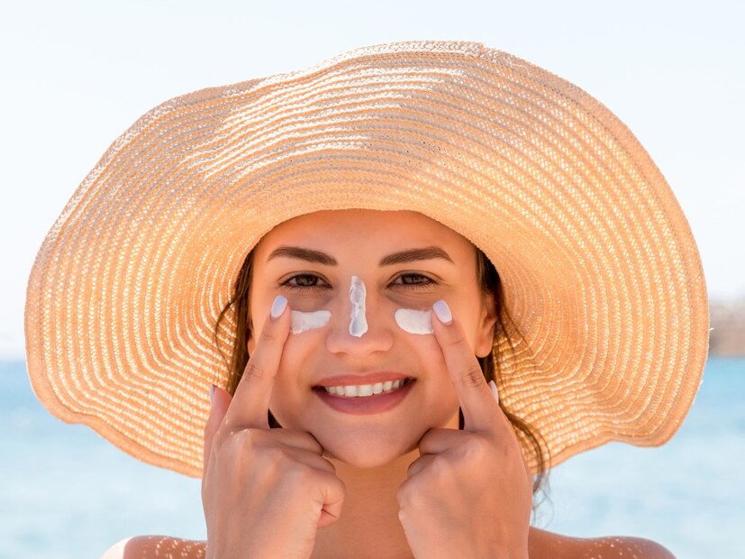 सन प्रोटेक्शन : संरक्षण म्हणजे फक्त सनस्क्रीन लावणे नाही. यात आर्द्रता टिकवून ठेवणे आणि त्वचा प्रदूषण व ब्लू लाइटसारख्या पर्यावरणीय तणावापासून वाचवणे देखील समाविष्ट आहे. एक चांगला मॉइश्चरायझर केवळ आर्द्रतेचे संतुलन राखत नाही, तर दैनंदिन हल्ल्यांपासून त्वचेसाठी अडथळा म्हणूनही काम करतो. दिवसा सूर्यप्रकाशापासून संरक्षण मिळाल्यास त्वचेला अकाली वृद्धत्व आणि दीर्घकाळ होणाऱ्या नुकसानीपासून वाचवता येते.