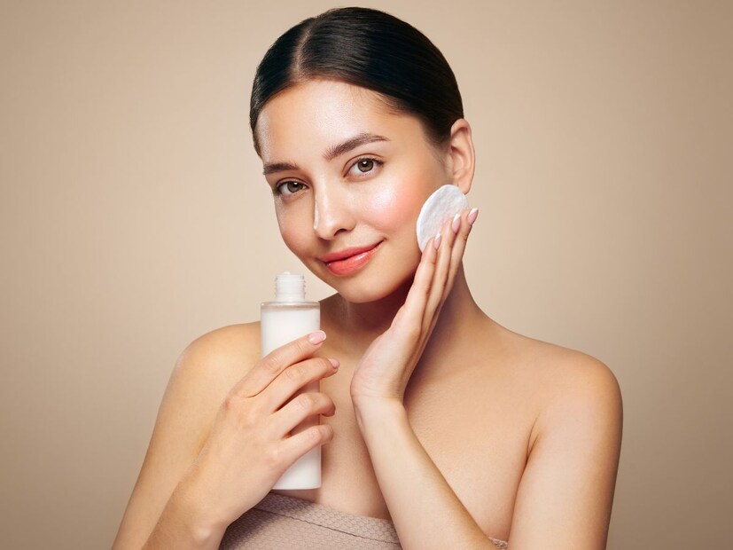 क्लींजिंग : प्रभावी स्किनकेअर रूटीनमधील पहिला टप्पा म्हणजे क्लींजिंग. हे अतिरिक्त सीबम, बंद झालेली छिद्रे आणि कोणतेही अतिरिक्त तेल, घाण, मेकअप किंवा सनस्क्रीन काढून टाकण्यासाठी फायदेशीर आहे. तुमची त्वचा स्वच्छ आणि पुढील स्टेप्ससाठी तयार नसेल तर तुम्ही स्किनकेअर पुढे चालू ठेवू नये. मात्र तुमच्या चेहऱ्यासाठी सौम्य, पीएच-अनुकूल क्लींजर निवडा. 