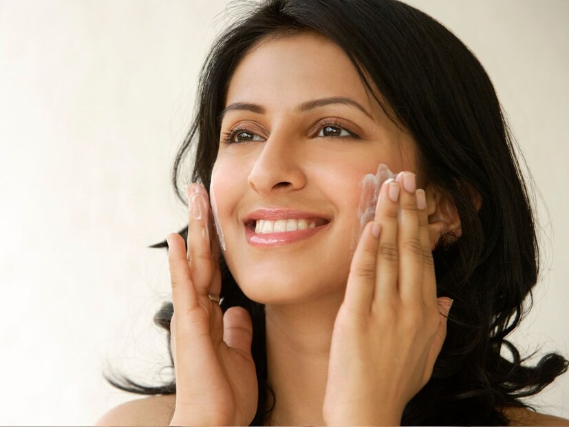 मॉइश्चरायझिंग : तुमच्या त्वचेच्या प्रकारासाठी योग्य असे सौम्य मॉइश्चरायझर वापरणे ही तुमच्या स्किनकेअर रूटीनमधील तिसरी पायरी आहे. मॉइश्चरायझर निवडताना हायलुरोनिक ऍसिड, सेरामाइड्स, आणि स्किन पेप्टाइड्स यांसारख्या घटकांचा शोध घ्या. जर तुम्ही soothing मॉइश्चरायझर शोधत असाल, तर सेंटेला एशियाटिका, नियासिनमाइड, कोरफड आणि इतर घटक असलेले मॉइश्चरायझर पहा.