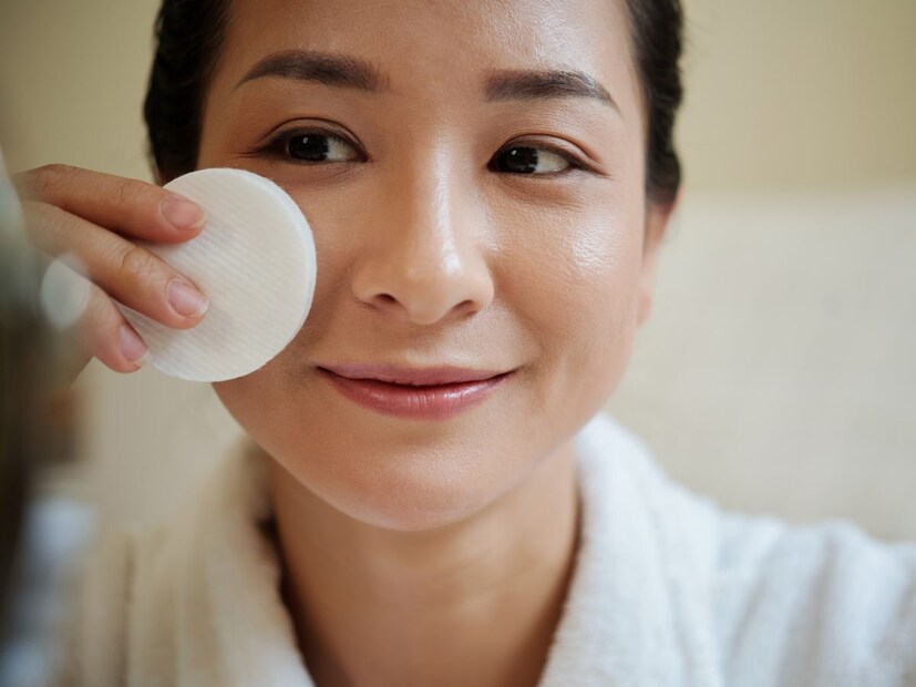 टोनिंग : दुसरा टप्पा, जो बऱ्याचदा लोक वगळतात. तो म्हणजे त्वचेवर टोनर लावणे. ज्याचा पोत मॉइश्चरायझर्सपेक्षा पातळ आणि हलका असतो. जर तुमची त्वचा कोरडी असेल तर, वॉटर-बेस्ड टोनर्स तुमच्या त्वचेवर अद्भुत काम करतील, हरवलेली आर्द्रता भरून काढतील आणि तुमच्या त्वचेला टवटवीत अनुभव देतील.