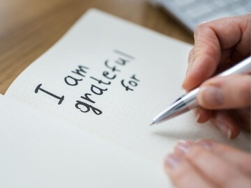 आनंदी-निरोगी जीवन जगा! असा करा कृतज्ञता व्यक्त करण्याचा सराव आणि वाचा फायदे..