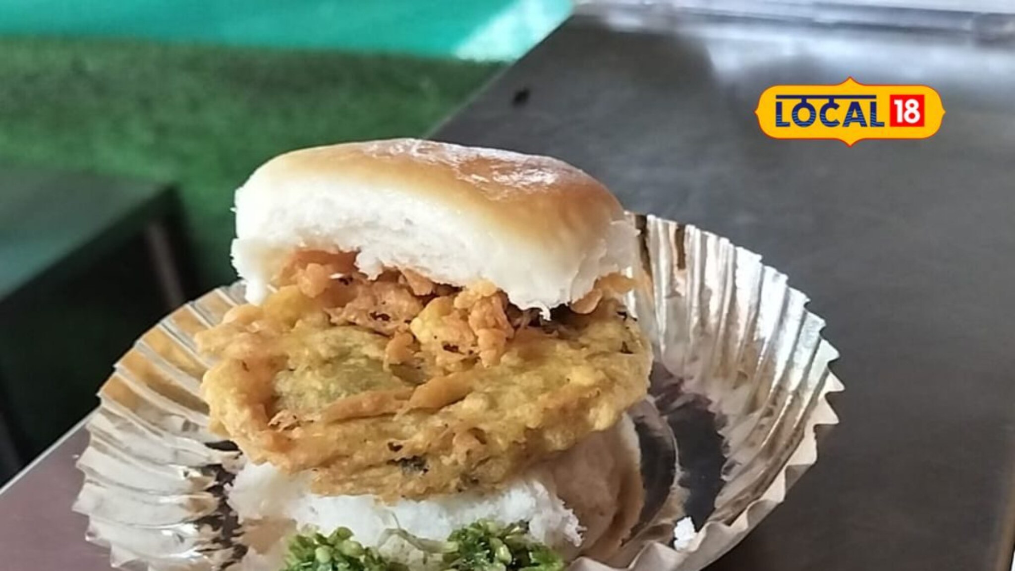 Success Story: नोकरी सोडण्याचं धाडसं दाखवलं, आता तरुणाचं नशीब पालटलं, वडापाव विकून 2 लाख महिना कमावतोय!