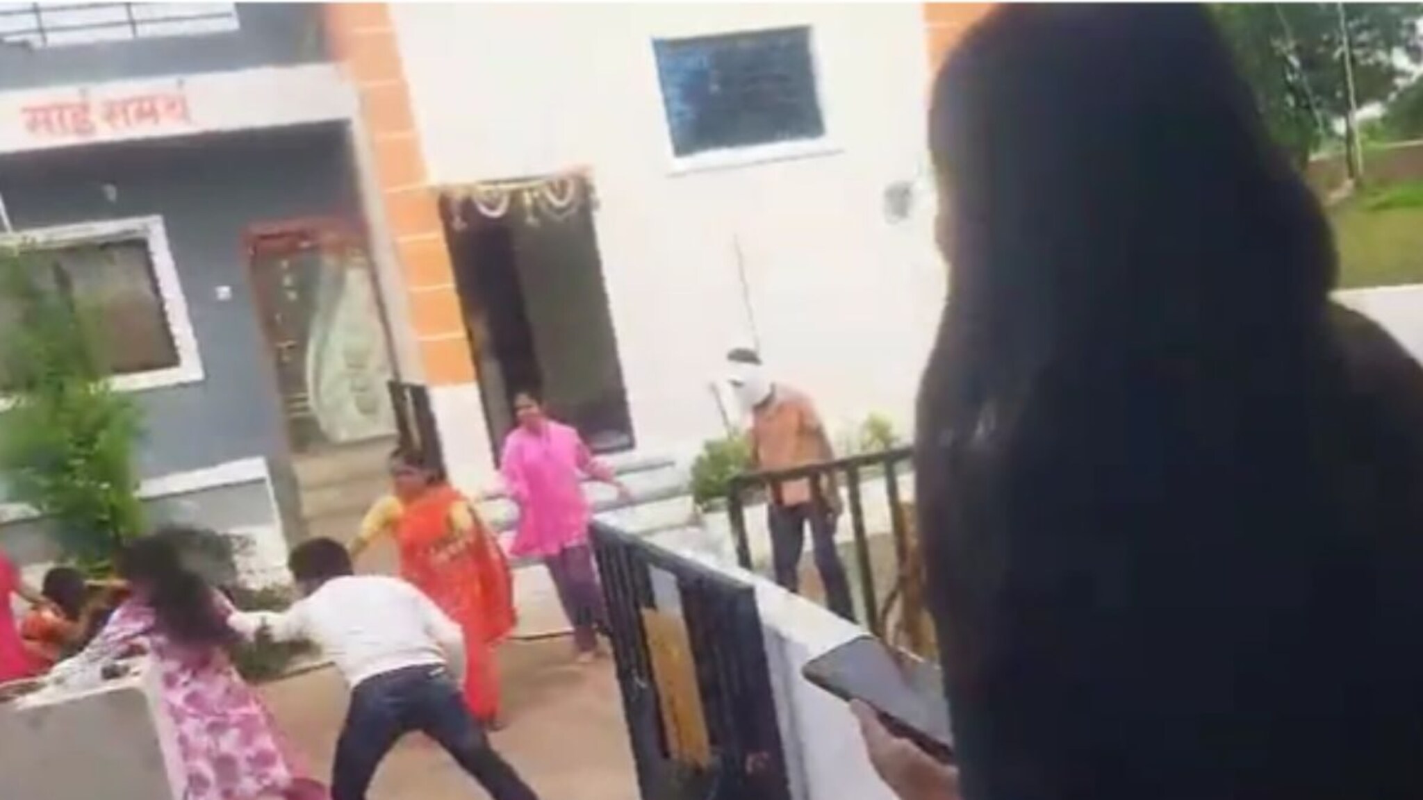 'दीदे दीदे, पोलिसांना फोन लाव', नराधमांकडून वडिलांना बेदम मारहाण, मुलींचा आक्रोश